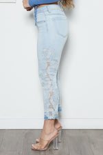 Load image into Gallery viewer, Lace Side Seam Applique Mid Rise 5 Pocket Skinny Crop Jean
